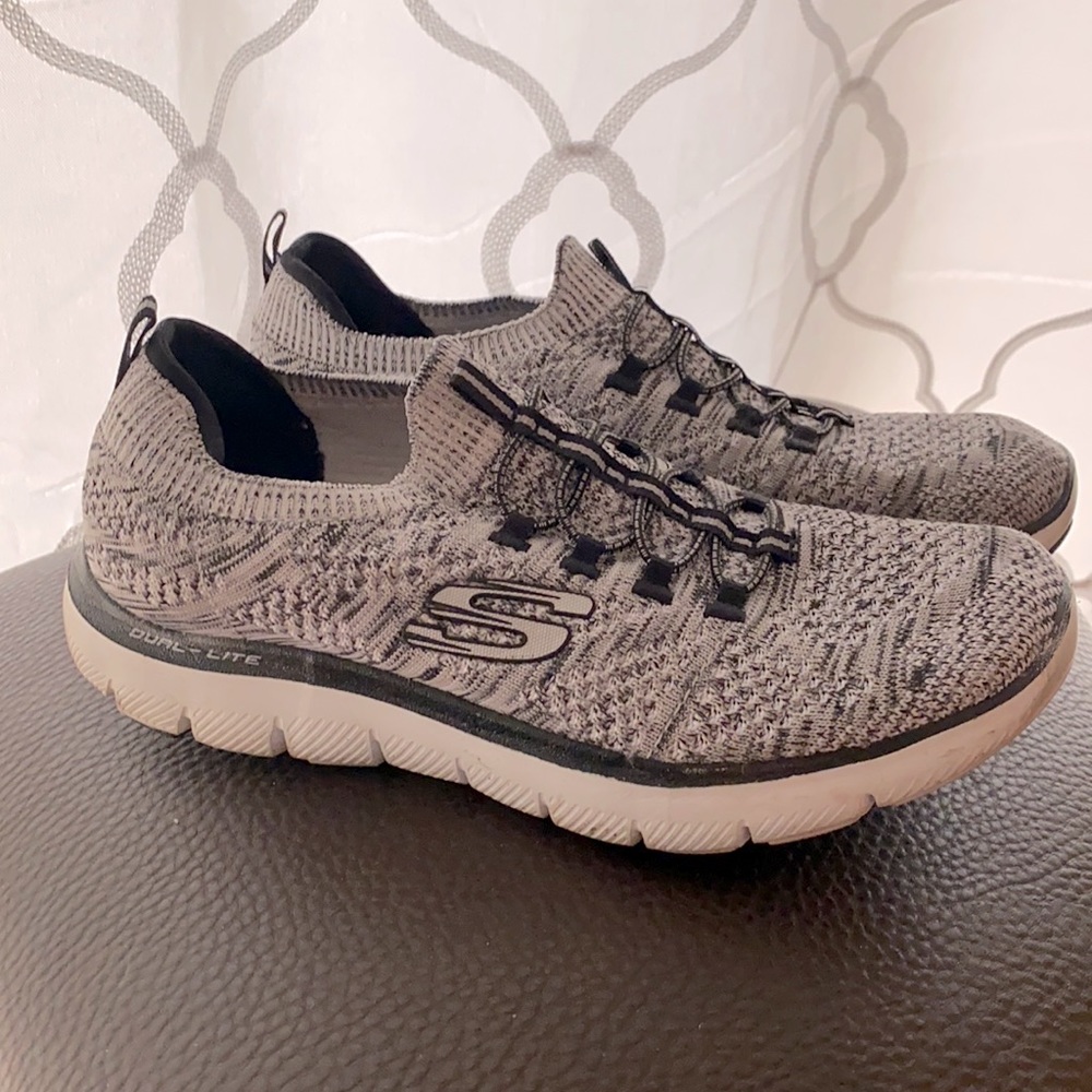Skechers women’s sneakers Sz 7.5 slip on